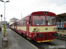 Souprava 810+Bdtax+Btax+809 pipravena ve stanici Opava-vchod k odjezdu do Hradce nad Moravic.