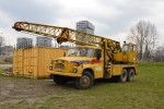 Tatra 148 autoeriav do dnench dn usilovne pracuje na stavbe elektrikovej trate v Petralke