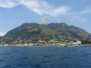 Termln ostrov Ischia - msto Forio a vyhasl sopka Epomeo 789 m n.m.