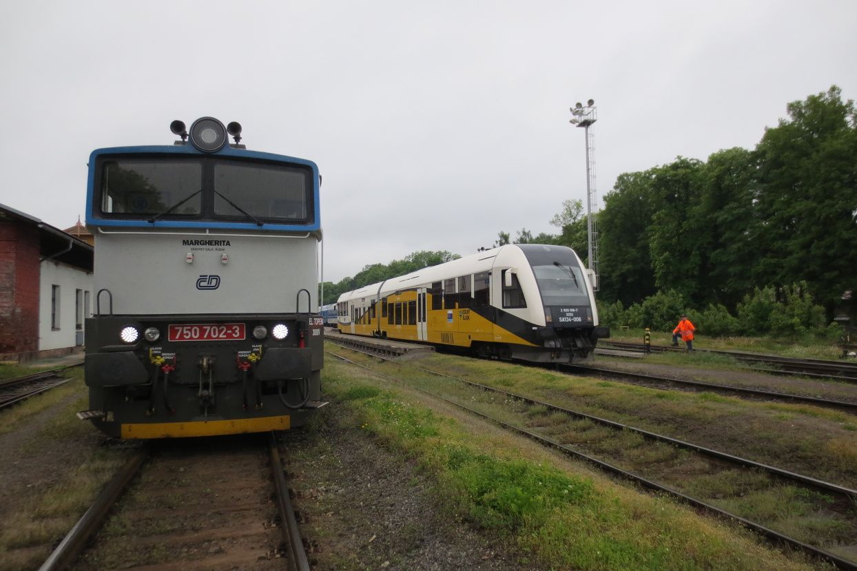 750.702 pi objdn v Trutnov, ek na odjezd polsk soupravy SA134-006