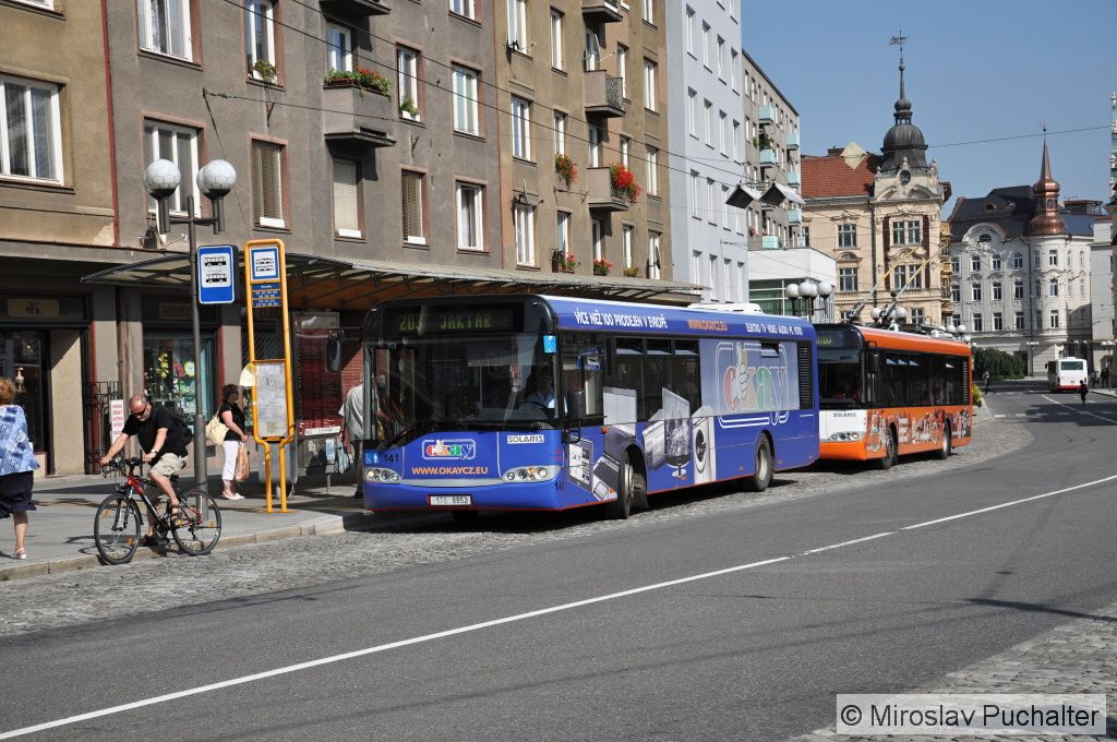 Ev. . 141 (Solaris Urbino 12) na NAD za trolejbusovou linku 203 a ev. . 85 v zastvce 