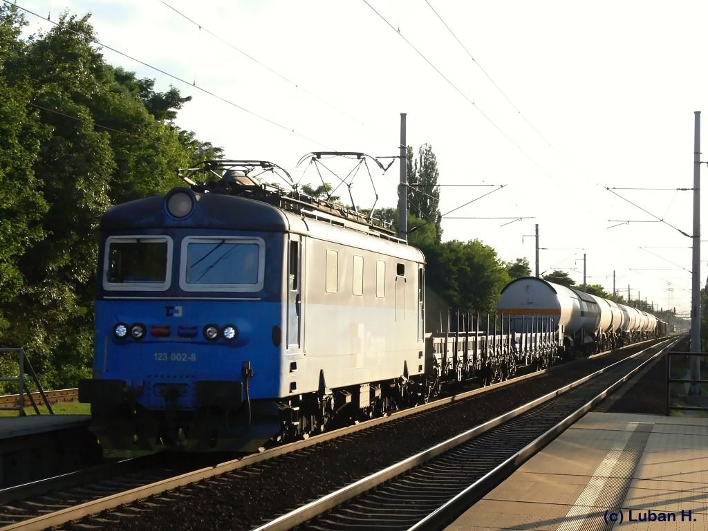 Nkladn vlak v ele s lokomotivou DC 123 002-8 
