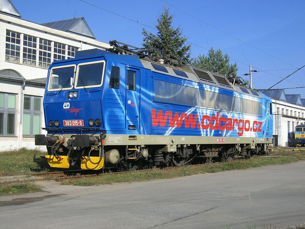 363.015 jet strojem DKV Brno se vyhv v Malomicch, podzim 2006