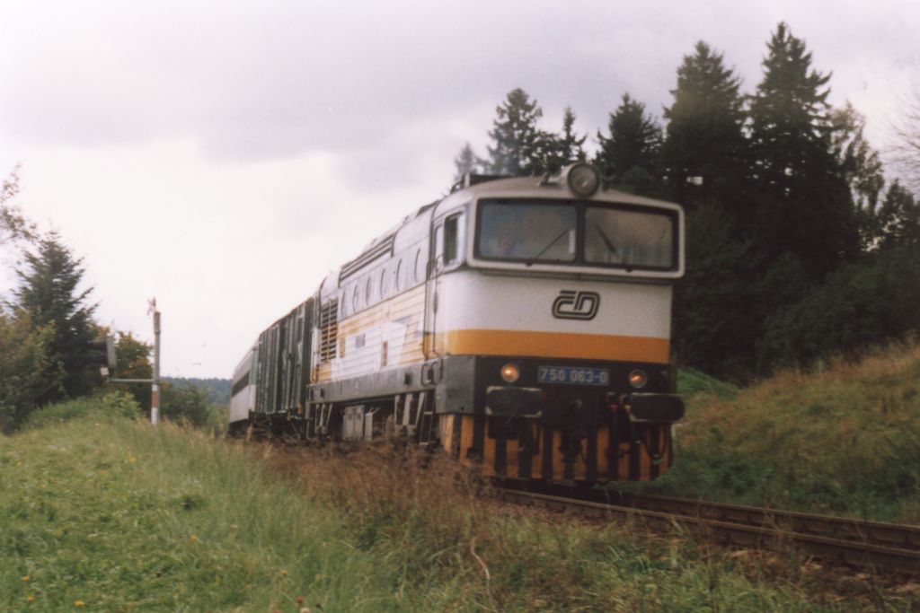 750.063 na podzim 2002 s osobnm vlakem 5308