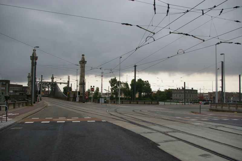 Rozdvojen trati ped mosty v Oostende - je-li jeden most pes kanl zdvihnut, jezd se pes druh