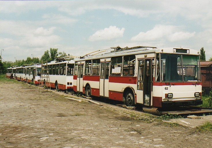 trolejbusy . 54, 55, 56, 59, 62 naloeny na vagny a pipraveny na cestu na vchod