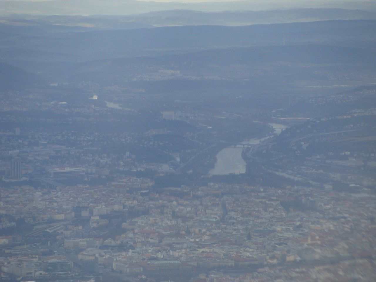 Pohled z letadla na prask tvrt 14.2.2016 ped pistnm na letiti Vclava Havla