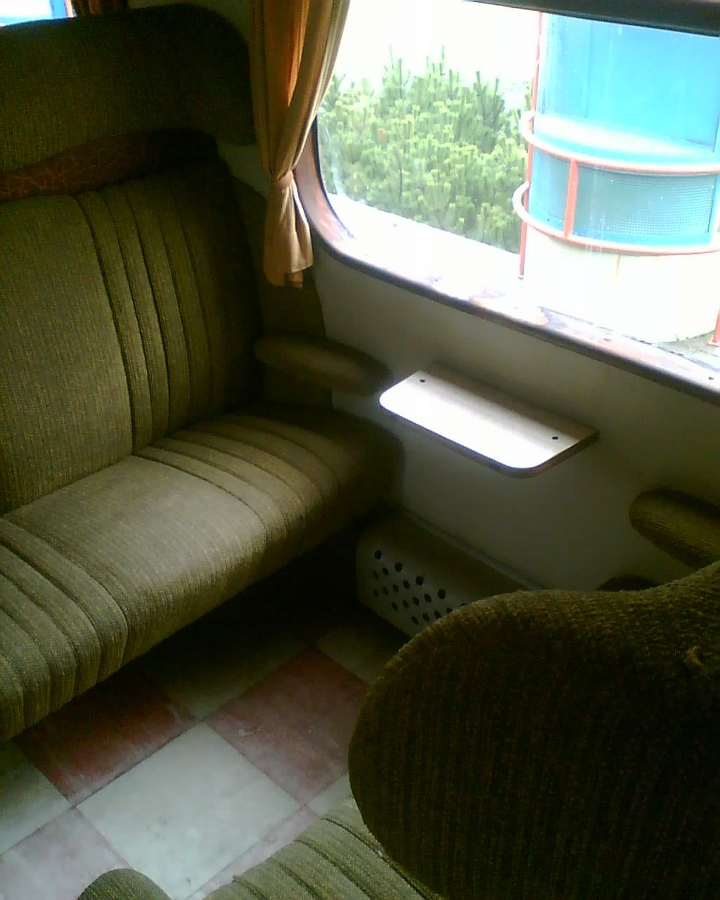 sedadlo u okna