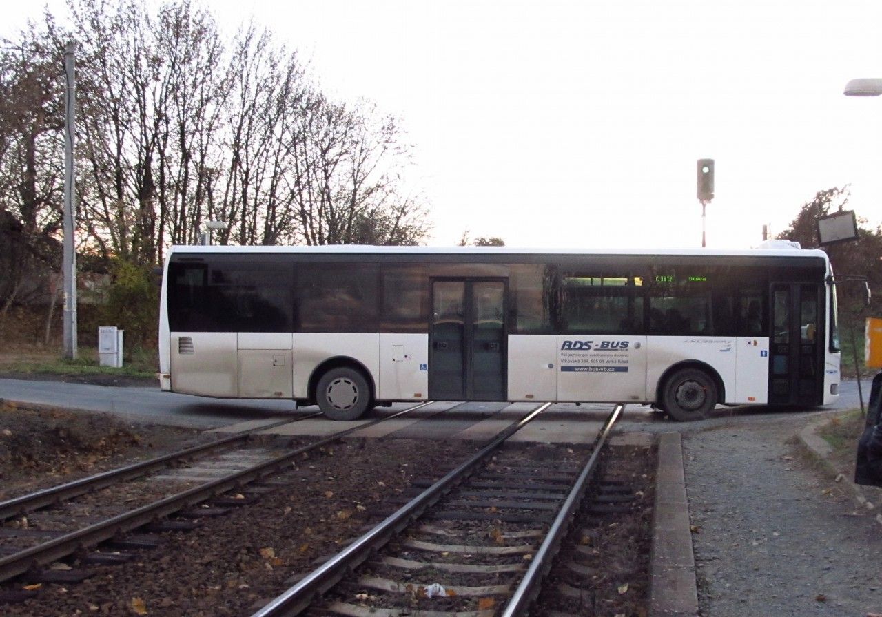 Autobus dopravce BDS-BUS na spoji obsluhovanm dopravcem BusLine, Troubsko 10. 11. 2015