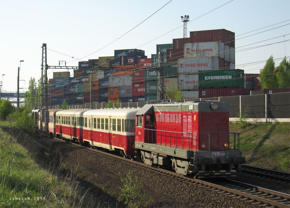 T435.0108 s zvl.vl. zastavuje v Hornch Mcholupech, na pozad terminl Metrans