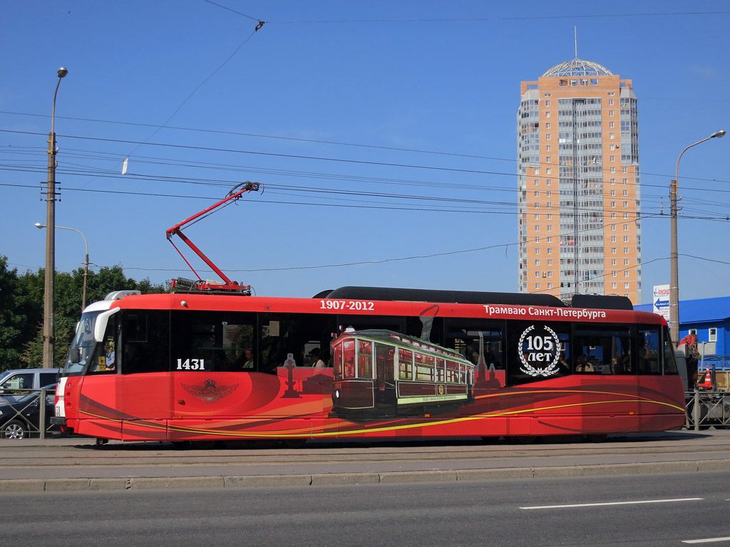 LM-2008 s reklamou na 105 let tramvaj v Sankt-Pterburgu.
