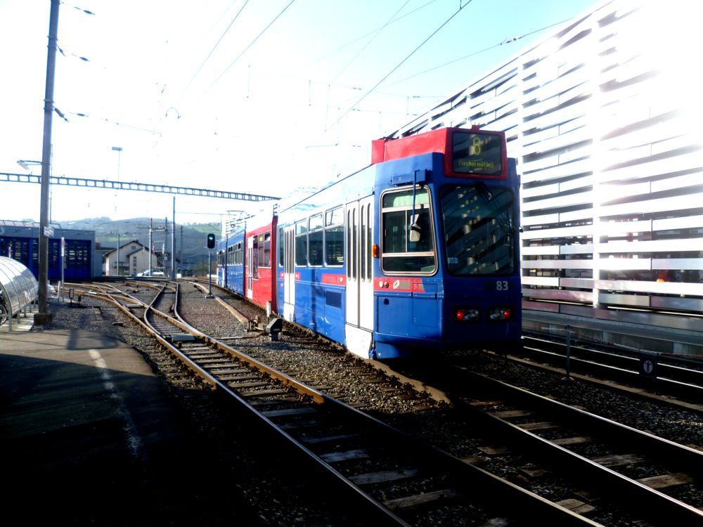 Worb - vz linky 6 odjd do Bernu, vlevo vozovna, vpravo tra linky S7