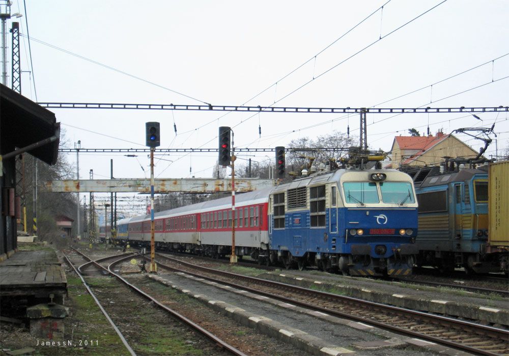 350 004 v ele mcho vlaku, vedle 363 075 s Nex do Bremerh., Praha-Hostiva