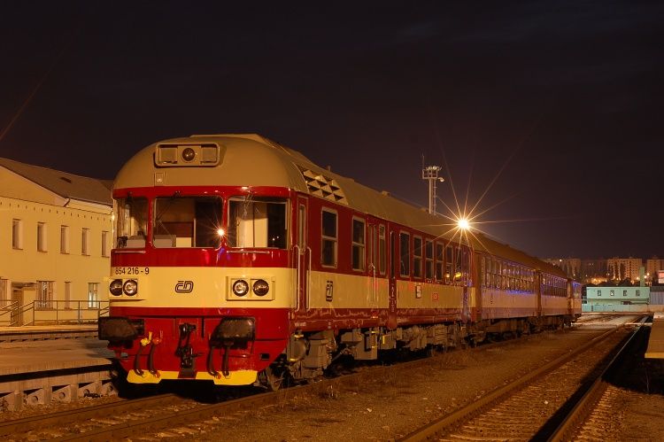 854216 spc v Turnov po vlaku 9516 a ped vlakem 1141. (foto: Vla Musil)
