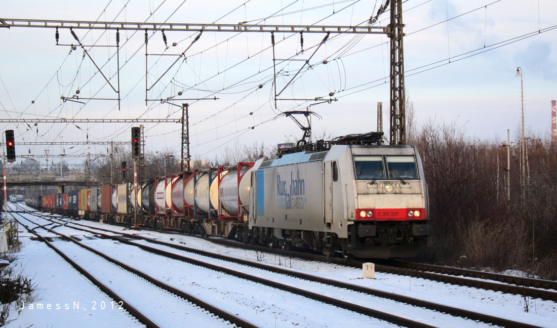 D-R E186.240 opout stanici Praha-Maleice, v pozad ucelenka Uacs s 122.016, po pepahu smr B
