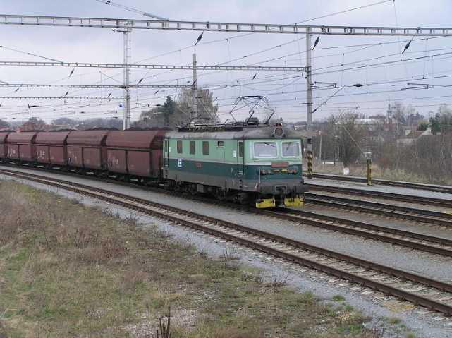 lokomotiva 123-038 (vjmen) na postrku nkladnho vlaku pro elektrrnu v Trutnov-Po.