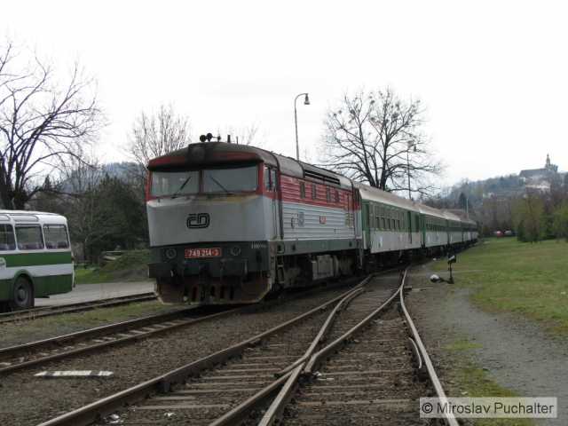 Zvltn vlak v Hradci nad Moravic v ele s Bardotou.