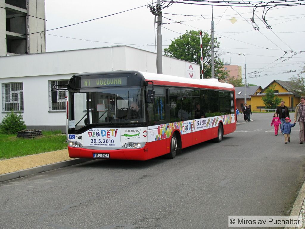 Ev. . 146 (Solaris Urbino 12) na speciln lince vozila zdarma lidi z centra msta na DOD.