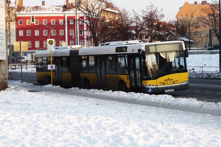 Autobus Solaris Urbino III18 na lince 108 ek ve stanici S+U Lichtenberg ped odjezdem na linku.