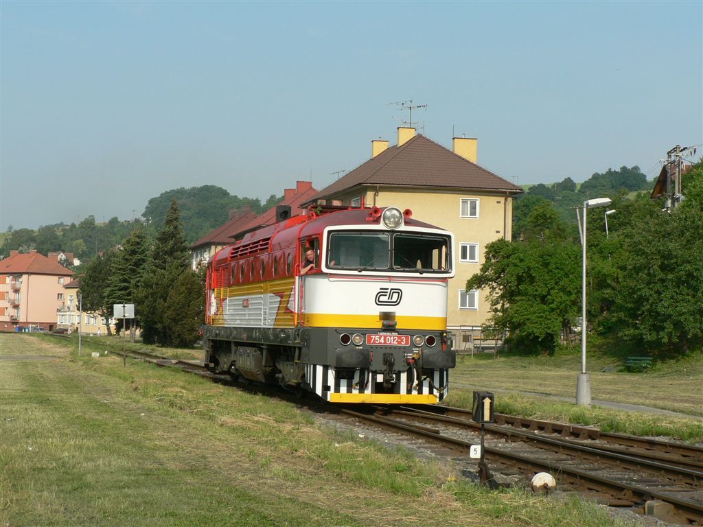 754 012-3, objdn na R702, Luhaovice, 4.6.2008