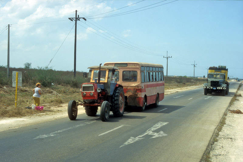 Cuba_020 Traktor Bus und der gelbe Sattelauflieger umgebaut zum Bus