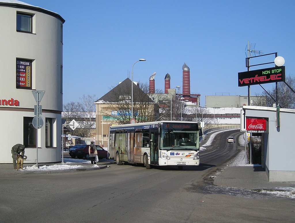 Typick obrzek - autobus najd na linku 41 zpoza budovy autobusovho ndra.