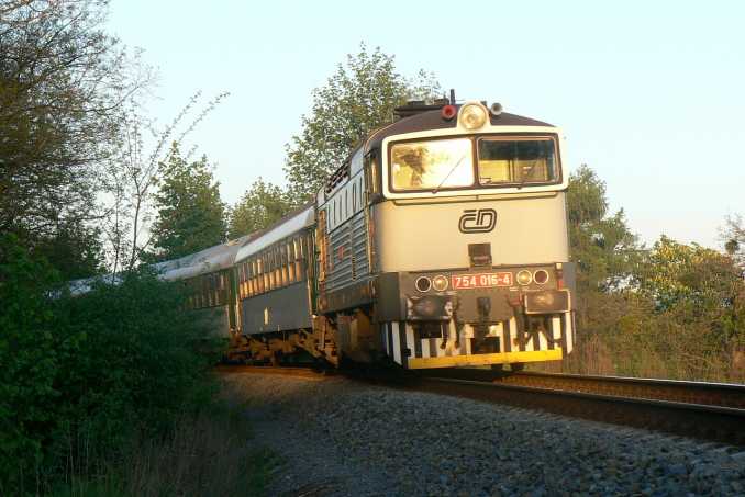 754.016 s osobnm vlakem z Veovic se bl k Valaskmu Mezi , 7.5.2008