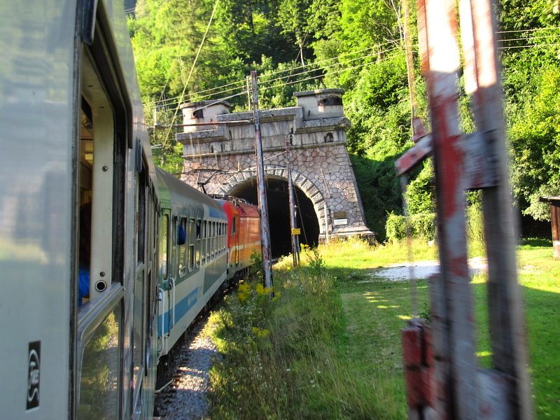 Vlak IC z Lublan do Villachu vjd do vrcholovho Karawanken Tunnelu (dlka tm 8 km)