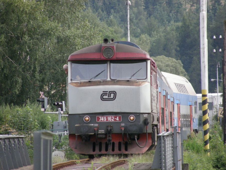 749 162-4 se soupravou na Sp 1834 ve Zrui nad Szavou, 14.8.2011