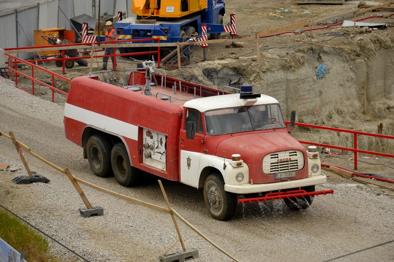 Tatra 148 hasii ako polievacie auto na stavbe (proti prachu)