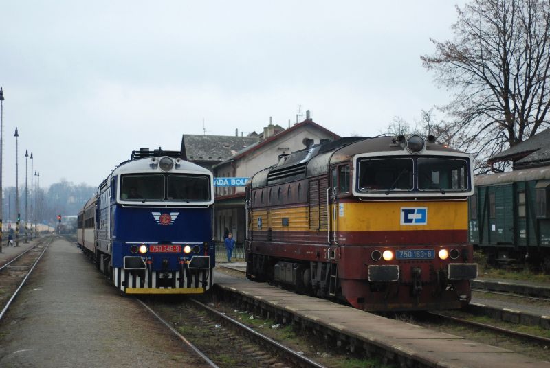 750.346 na R1115 vedle stojc 750.163 v Mlad Boleslavi, 16.12.2008 (foto: Vla Musil)