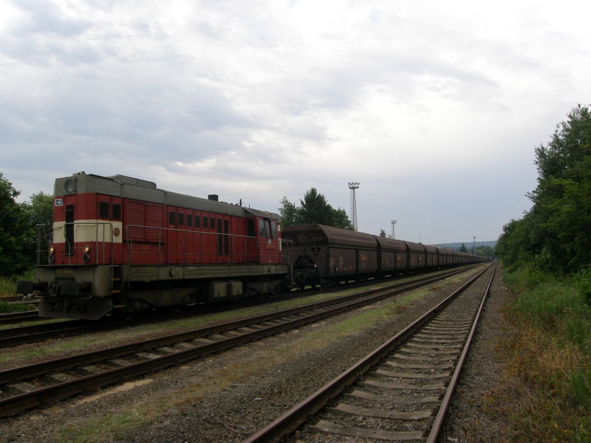 Postrk vlaku Mn 83301, stroj 742.453-4. Hemanv Mstec, 20.6.2012