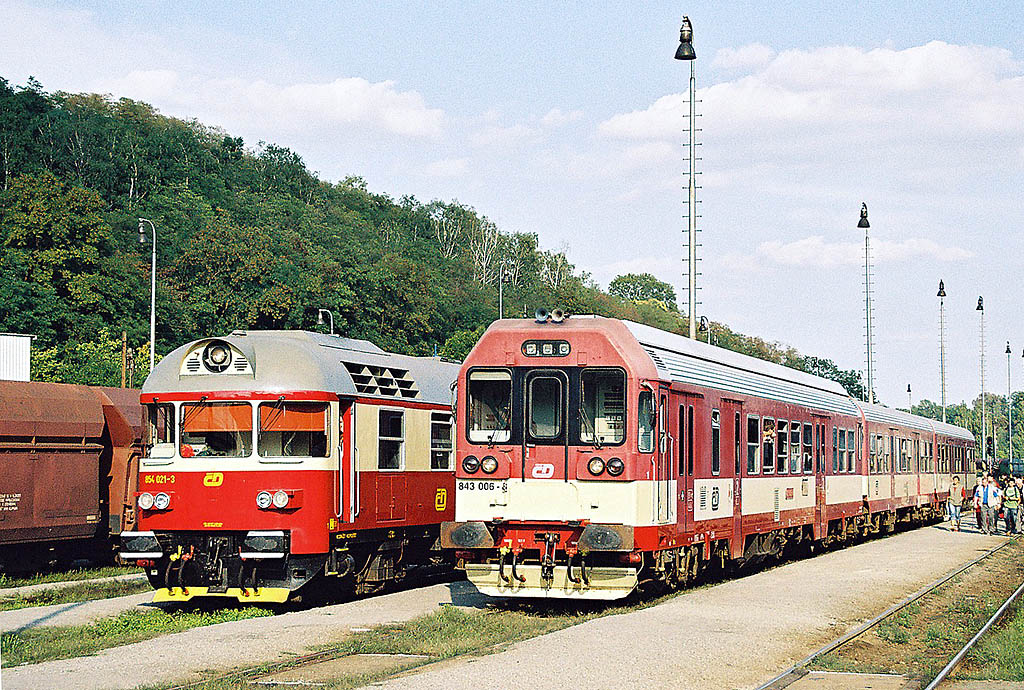 854 021 s osobnm vlakem do Prahy, vedle 843 006 s rychlkem do Nymburka