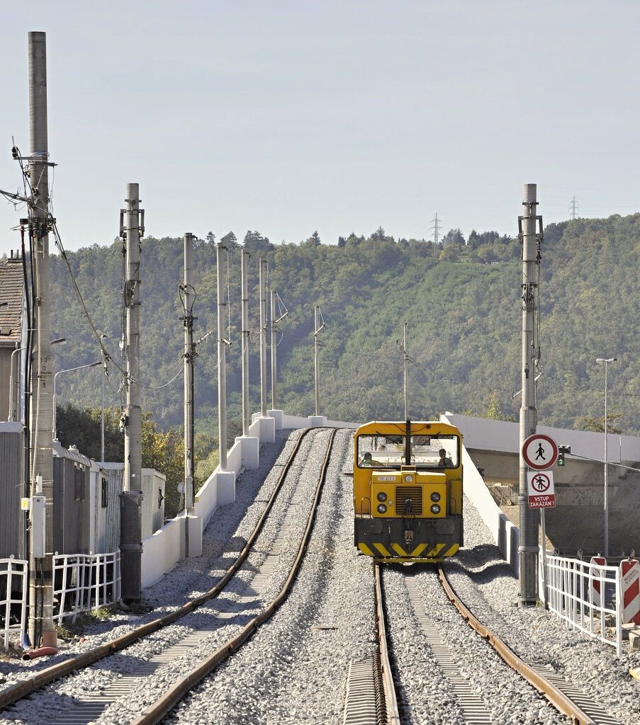 797 812-5 trkovn tramvajovho mostu v Modanech