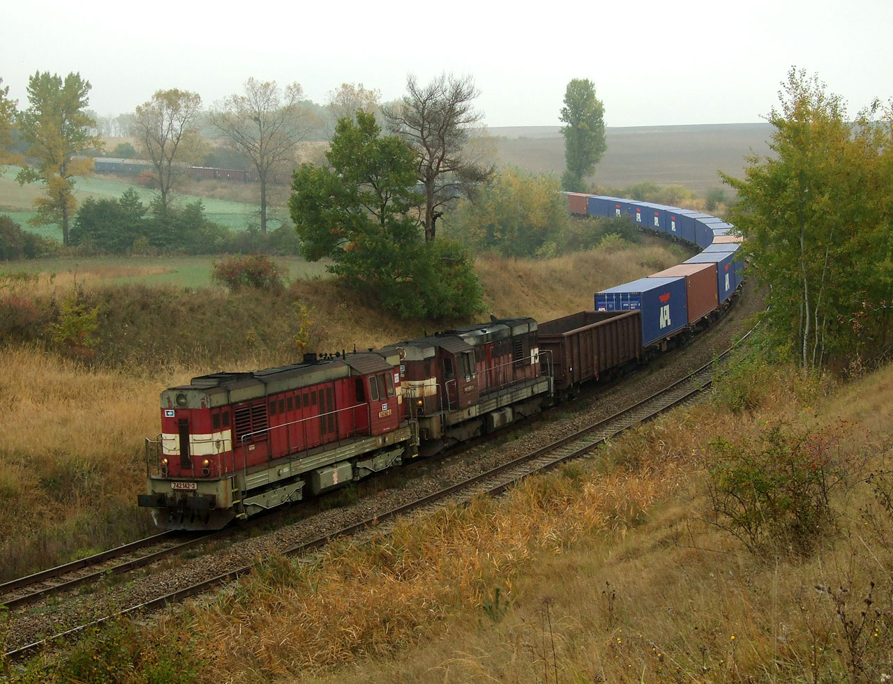 742 142 a 742 077 s nkladnm vlakem u Brankovic.