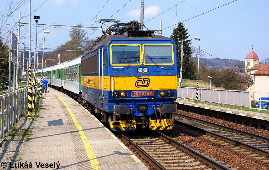 363.024 vyjmen na osobnm vlaku Letovice-Brno s rychlkovou soupravou ve Svitvce,10.4.09