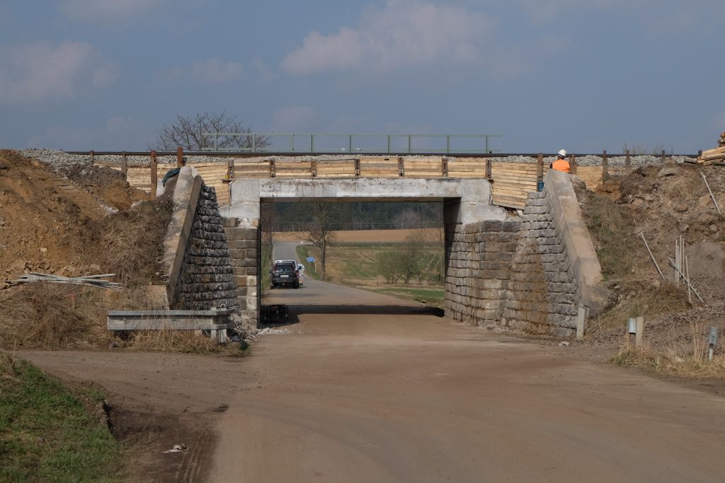 Most pes silnici do Bor v seku Sklen nad Oslavou - Latoviky, 10. 4. 2015