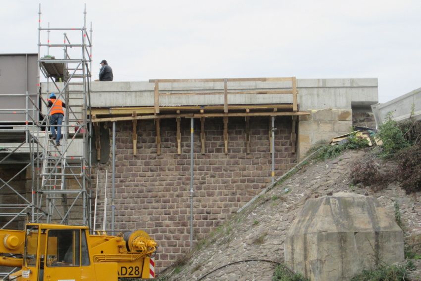 Pskovcovou msu na konci mostu nahradil betonov odlitek.