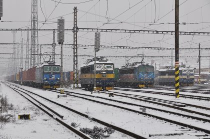 Druh den ostrho provozu v esk Tebov - vlevo vlak z Prahy-Uhnvse, vpravo pak vchoz vlak do Ostravy a dal dva stroje 363 ekaj na sv kontejnerov vlaky.
