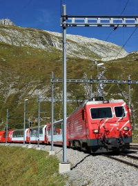 Kiovn dvou Glacier Express a jednoho "konvennho" osobnho vlaku ve vrcholov stanici Oberalppass.
