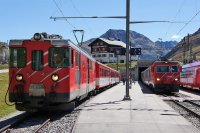 Kiovn dvou Glacier Express a jednoho "konvennho" osobnho vlaku ve vrcholov stanici Oberalppass.