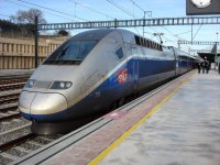 Souprava TGV Duplex se chyst k odjezdu z Figueres do Pae.