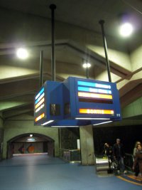 Stanice Jean-Talon (1986) na modr lince zaujme situovnm nstupi nad sebou, zatmco na oranov lince se jedn o bnou stanici s vnjmi nstupiti.