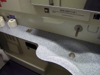 Popis na toalet d cestujc, aby si myli ruce a pot, co WC splchne, protoe pi soubnm uit systmu se do umyvadla dostv voda z odpadu.