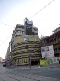 Obchodn a administrativn centrum nad stanic Wien Mitte.