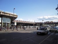 Pedndra neapolsk stanice Centrale stejn jako msto cel vt sv nvtvnky pedevm hromadou rozesetch odpad.
