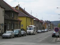 Hlavn osou tvrt Maredv vrch je ulice Komenskho. V n se nachz tak stejnojmenn zastvka, ve kter prv zastavil jeden z minibus na lince . 60.
