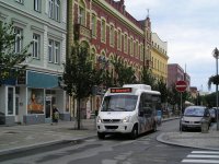 Minibus tborsk MHD ped budovou nkdejho vyhlenho hotelu Znamenek, pozdji Slovan, kter je dnes obchodnm a administrativnm centrem.