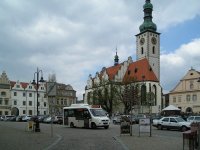 Celkov pohled na ikovo nmst z Prask ulice s dominantou kostela Promnn pn na hoe Tbor a minibusem smujcm do Stelnick ulice.