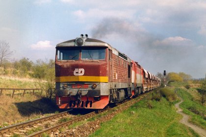 Pi odjezdu ze stanice Hostivice vzniknul snmek lokomotiv 751.219 a 751.007, jak tm ped 15 lety, 22. 4. 1998, vyrej na putovn po Buthradsk drze v ele vpencovho Pn Nuice - Kada.